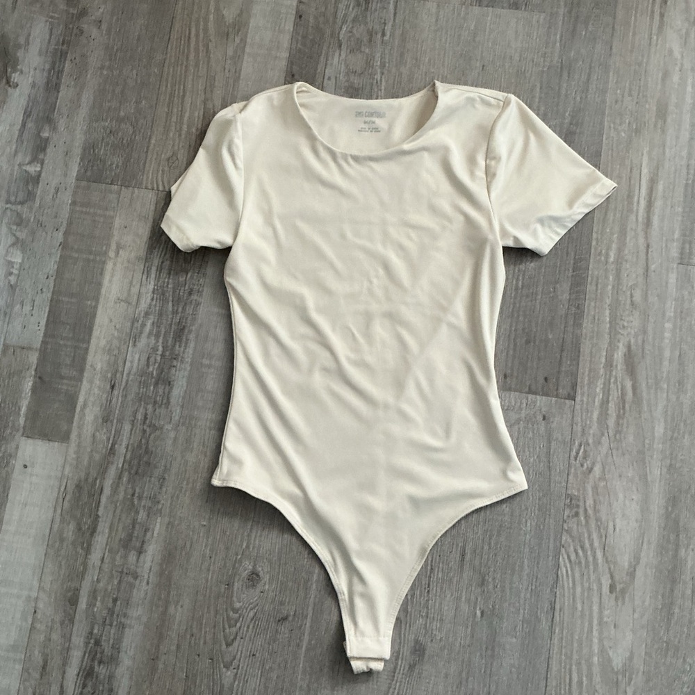 Cream short sleeve crewneck thong bodysuit 
NWOT 🇺🇸